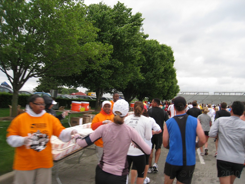 Indy Mini-Marathon 2010 250.jpg - Sorry for all the blurry photos.... wasn't going to stop to take them... to hard to get the legs moving again. Here is the first water stop on the race track.
